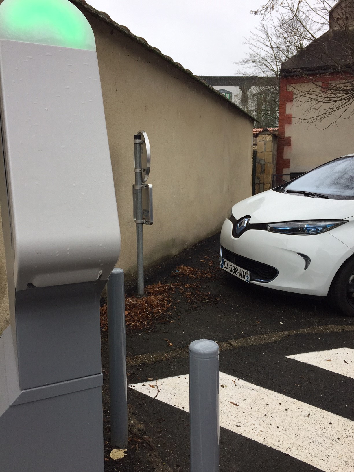 véhicule devant une borne de charge pour véhicule électrique